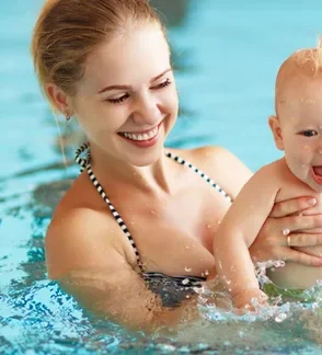 Mažųjų mokymas plaukti kartu su tėvais