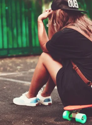 Augančios paauglių priklausomybės: ką gali padaryti suaugusieji? (Psichoterapeutė Kamilė Borkovskienė)