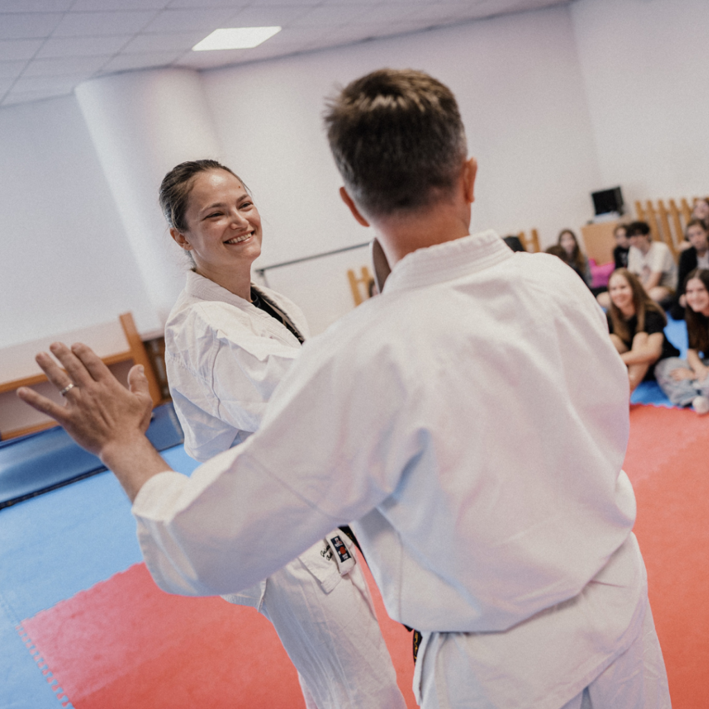 Kaip būrelių vadovai visapusiškai augina jaunąją kartą? Dalinasi karatė trenerė
