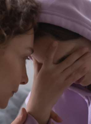 Mergaitė su mama kalbasi skaudžiomis temomis