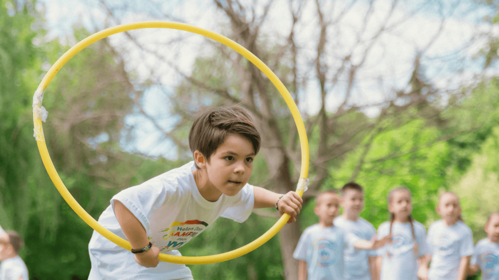 Vaikai žaidžia Vasaros stovyklos HOBIVERSE
